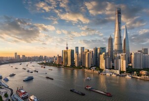 Blick auf die modernen Wolkenkratzer der Skyline von Shanghai bei Sonnenuntergang, China