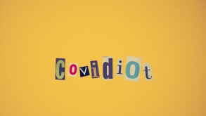 Ausgeschnittene Zeitungsbuchstaben auf neutralem Hintergrund bilden das Wort Covidiot