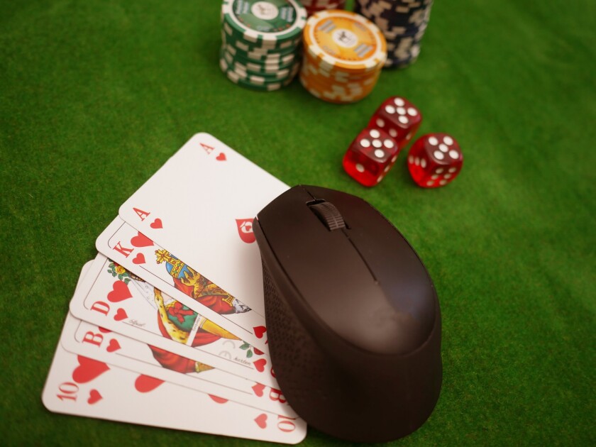 online-poker-4518186.jpg
