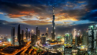 Blick auf die Business Bay in Dubai mit den modernen Wolkenkratzern bei Sonnenaufgang
