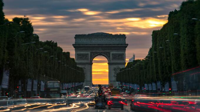 Busy traffic at the Arc de Triomphe.jpg