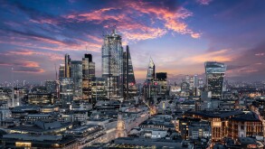 Der Finanzbezirk City von London mit den Banken und Wolkenkratzern am Abend nach Sonnenuntergang, Großbritannien