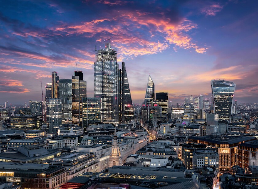 Der Finanzbezirk City von London mit den Banken und Wolkenkratzern am Abend nach Sonnenuntergang, Großbritannien 