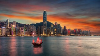 Blick auf den Victoria Harbour und die beleuchtete Skyline von H