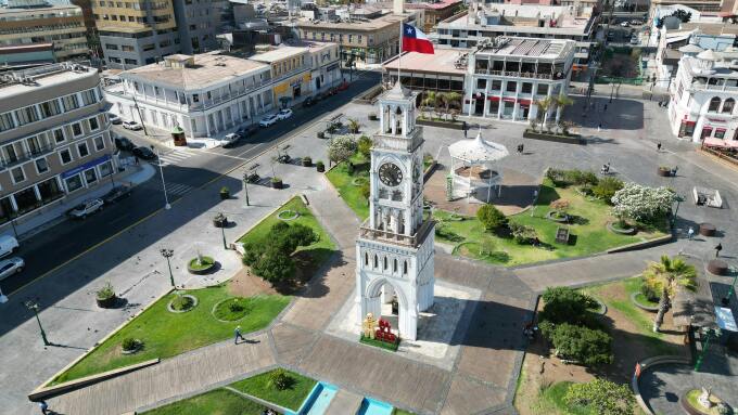 Chilean flag on clocktower.jpg