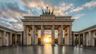 Sonnenuntergang hinter dem Brandenburger Tor in Berlin, Deutschl
