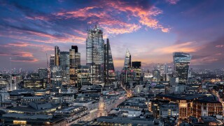 Der Finanzbezirk City von London mit den Banken und Wolkenkratzern am Abend nach Sonnenuntergang, Großbritannien