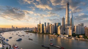 Blick auf die modernen Wolkenkratzer der Skyline von Shanghai bei Sonnenuntergang, China