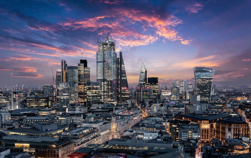 Der Finanzbezirk City von London mit den Banken und Wolkenkratzern am Abend nach Sonnenuntergang, Großbritannien 