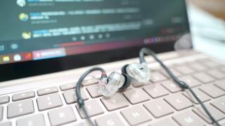 earphones-6597967.jpg