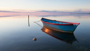 Barque de pêcheur sur l'étang du Vaccarès, en Camargue.