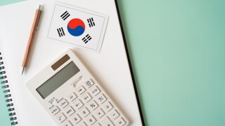 韓国の国旗、電卓、ノート、ペン