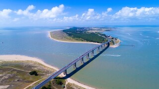 Vue aérienne sur le pont de l'île de Noirmoutier, en Vendée, France