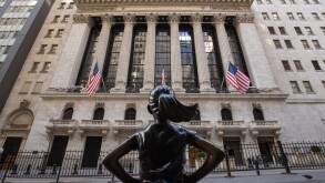 Fearless Girl sculpture in front of New York Stock Exchange buil