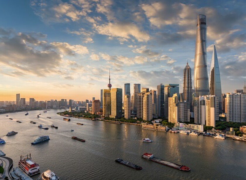 Blick auf die modernen Wolkenkratzer der Skyline von Shanghai bei Sonnenuntergang, China