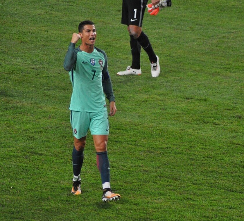 football-6105682-1920-1.jpg