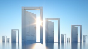 Offene Türen im Sonnenlicht