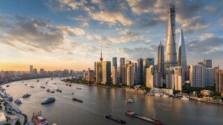 Blick auf die modernen Wolkenkratzer der Skyline von Shanghai bei Sonnenuntergang, China