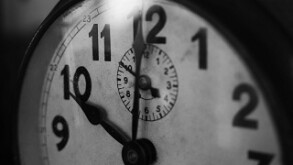 Analogue clock showing 10