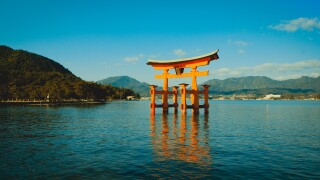 itsukushima-shrine-4136713.jpg