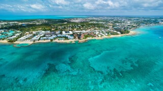 Karibik, Cayman Islands, Grand Cayman, George Town, Flug über George Town und den Seven Miles Beach, Luxus Hotels und Appartements,