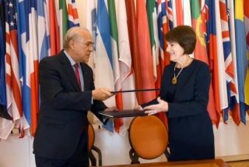 OECD_Panama_signing convention_320x215