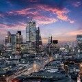Der Finanzbezirk City von London mit den Banken und Wolkenkratzern am Abend nach Sonnenuntergang, Großbritannien 