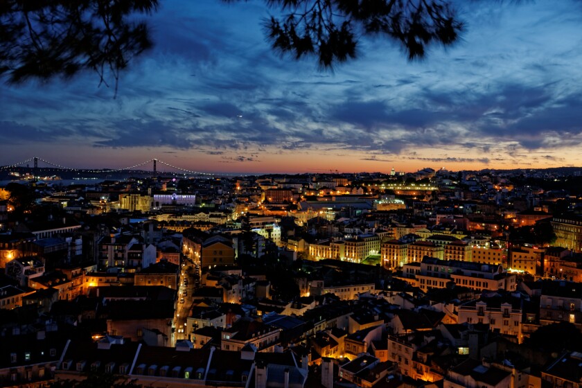 lisbon-2392754.jpg
