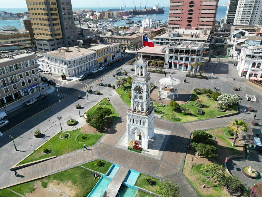 Chilean flag on clocktower.jpg