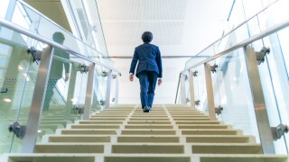 階段、上る、ビジネスマン、後ろ姿、男性、ステップアップ、キャリアアップ、昇進、成功、チャレンジ、挑戦、成長、スタート、登る、出発、ビジネス、飛躍、企業、会社、就職、転職、コピースペース、広告、背中、遠近感、パース、仕事、会社員、サラリーマン、昇格、サクセス、目標、合格、人材、キャリア、スキルアップ、自立、建物、ビル、日本人、歩く、前進、スーツ、オフィス、一人、スタートアップ、独立、努力、栄転、人物